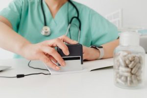Efficiëntie op Papier: Zo Bestel je een Bedrijfsstempel